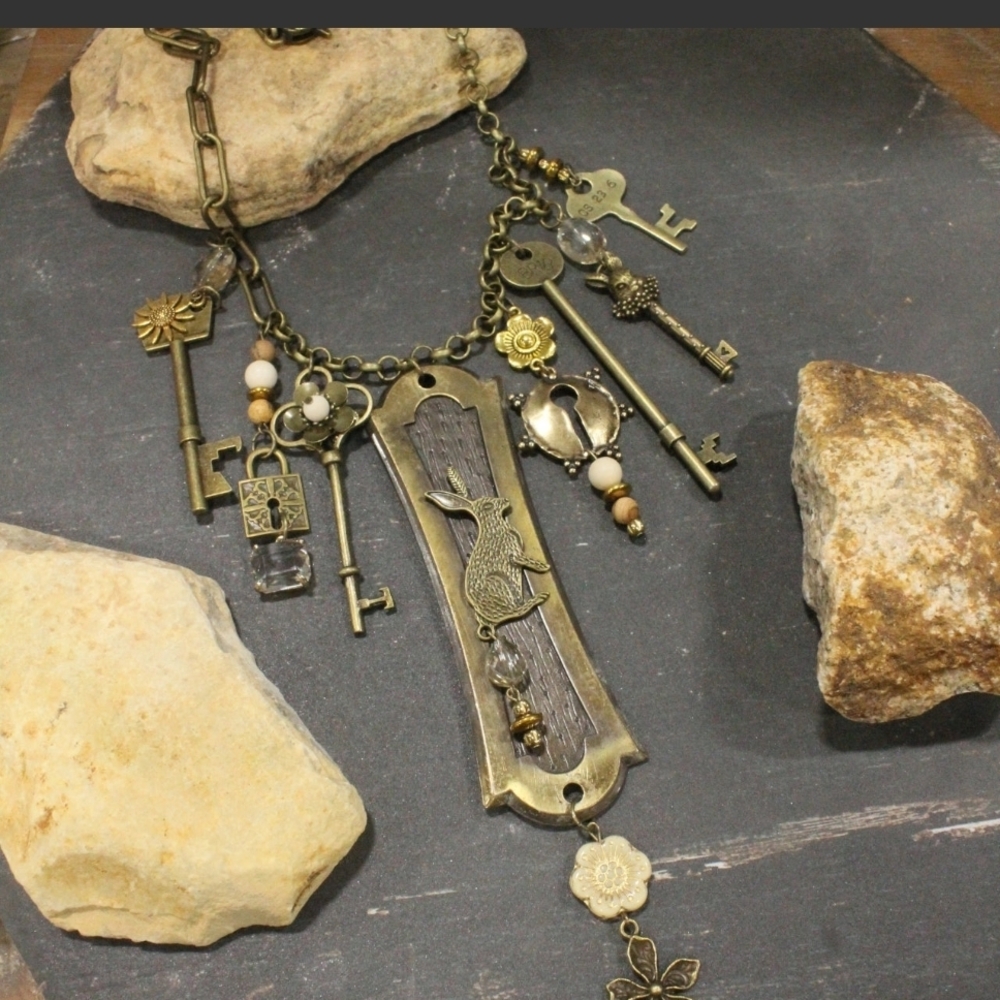 ✨PRICE DROP✨1 LEFT✨ NEW The Hasty Hare Charm Statement Necklace Brass Key Charm - Picture 4 of 6